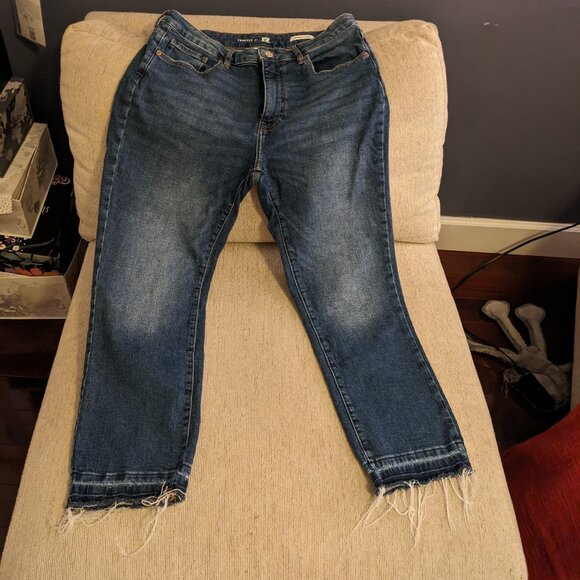 FOREVER 21 CROPPED JEANS - Picture 1 of 4